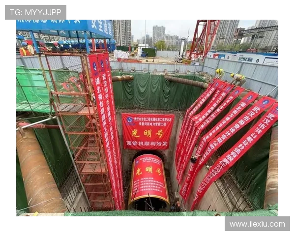 挖掘机管廊顶管始发井开挖